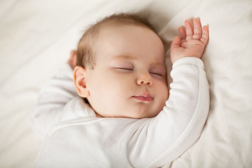 Baby schläft auf dem Rücken liegend