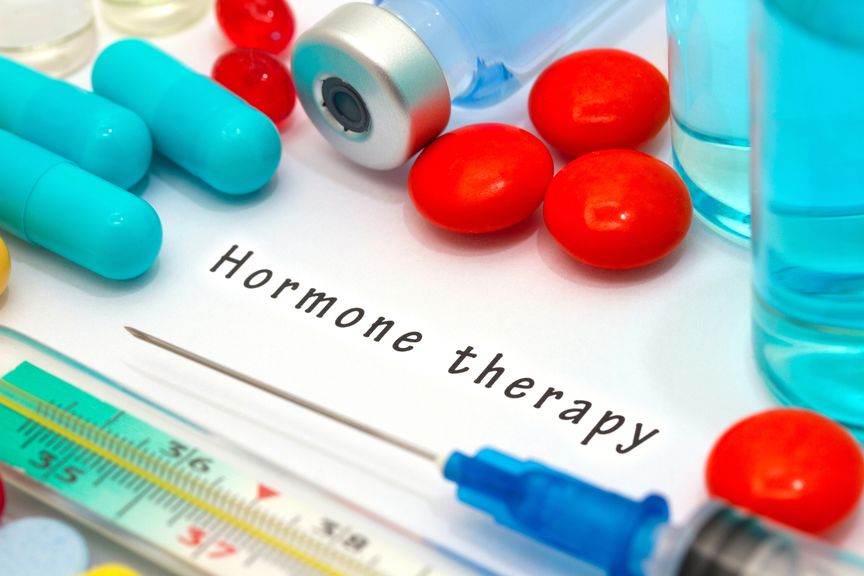 Hormon Therapie, blaue Kapseln, rote Pillen, Spritze, Ampullen, Thermometer