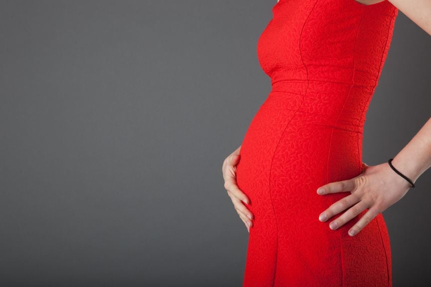 Schwangere im roten Kleid