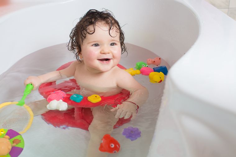 Lachendes Kind in der Badewanne