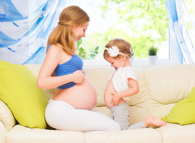 Schwangere Bauch an Bauch mit Kind 