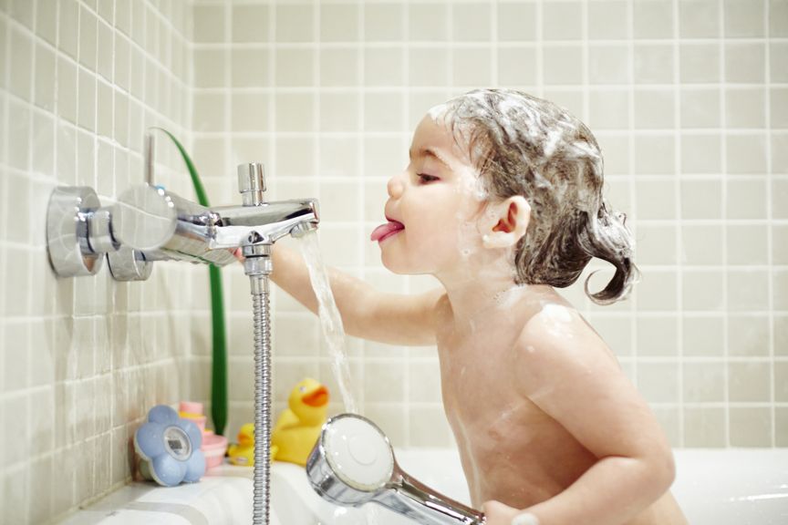 Mädchen in der Badewanne