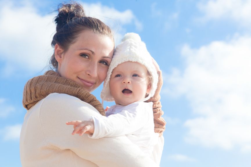 Mutter und Baby unter blauem Himmel 