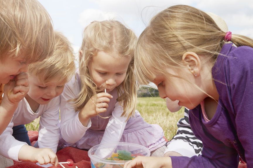 Kinder und Süssigkeiten