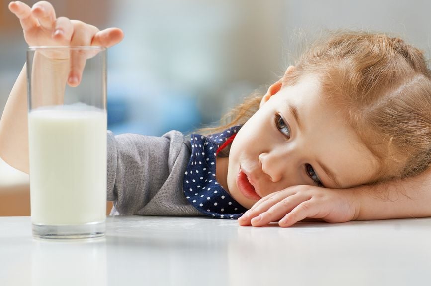 Mädchen mit einem Glas Milch