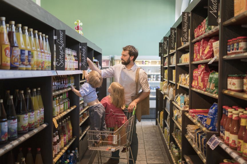 Vater mit Kindern beim einkaufen