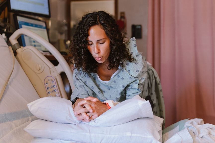 Schwangere mit Wehen am Spitalbett