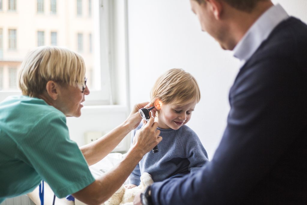 Kinderärztin untersucht einen kleinen Jungen