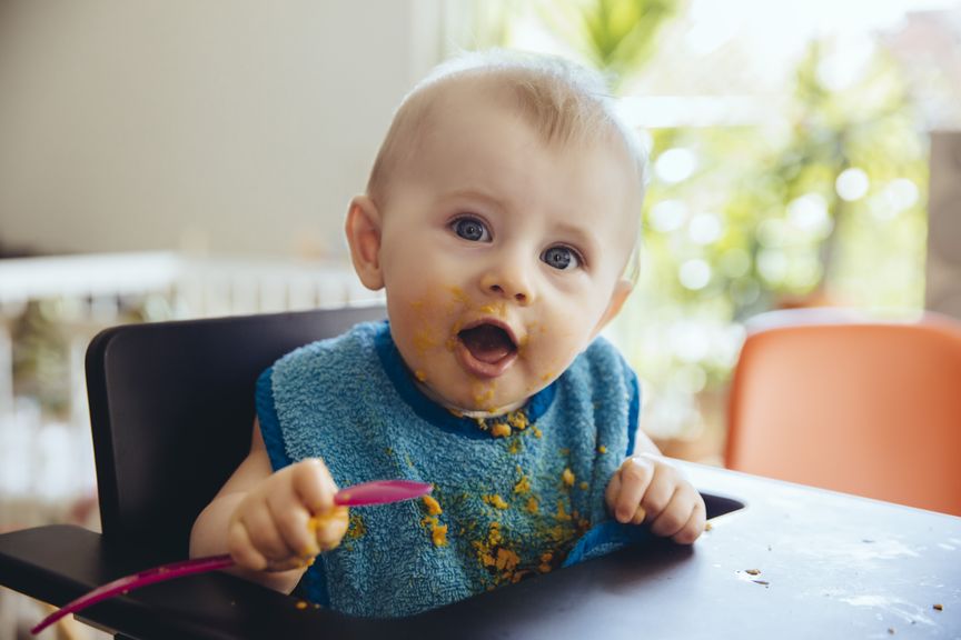 Baby mit Löffel