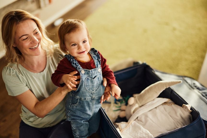 Kofferpacken mit Baby