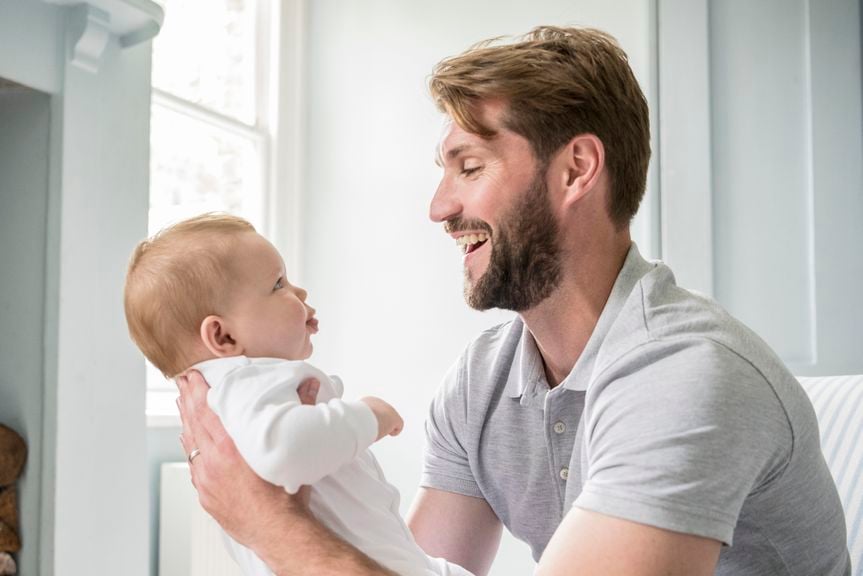 Vater redet mit Baby