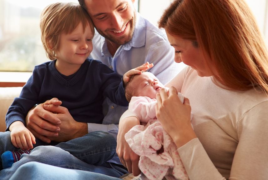 Familie mit dem zweiten Kind,Familie mit Kind und Baby auf dem Sofa