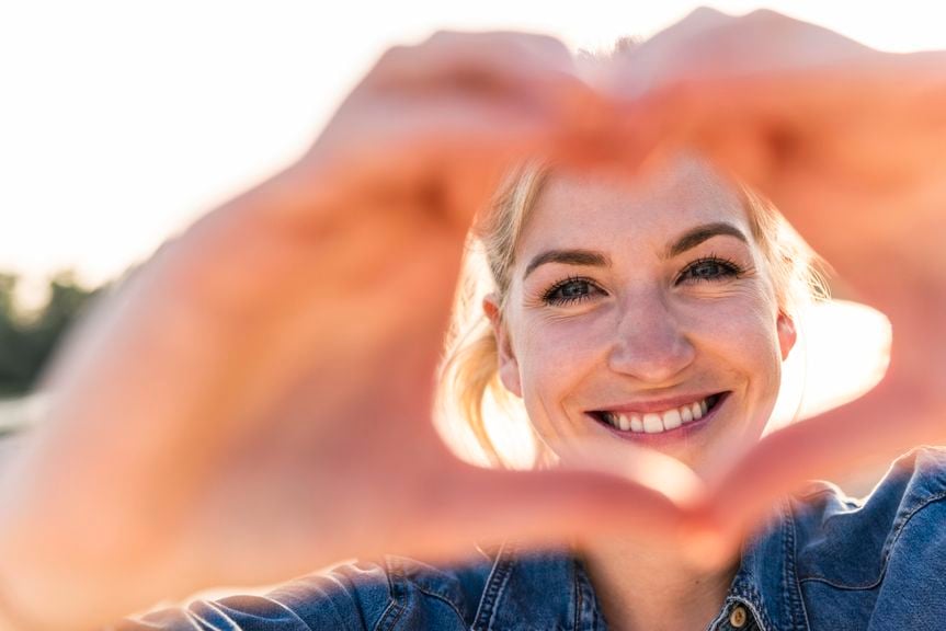 Frau formt mit den Händen ein Herz