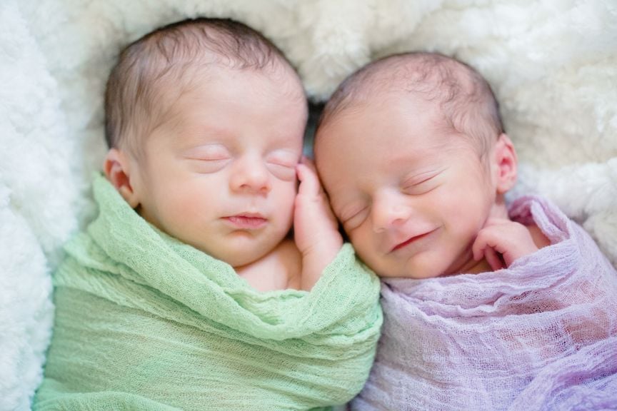 Neugeborene Zwillinge schlafen aneinandergekuschelt