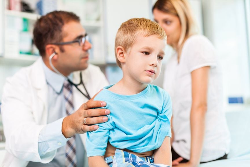 Kind wird in einer Arztpraxis untersucht