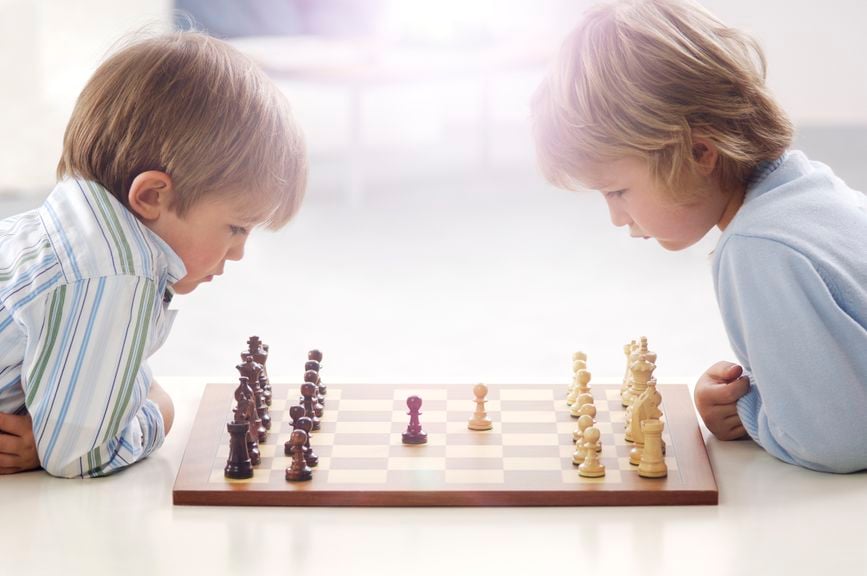 Zwei Kinder spielen Schach