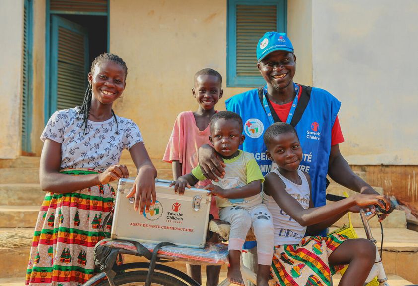 Familie aus Côte d'Ivoire mit  Gesundheitshelfer