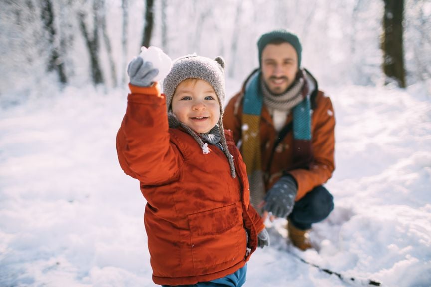 Kind mit Papa im Schnee