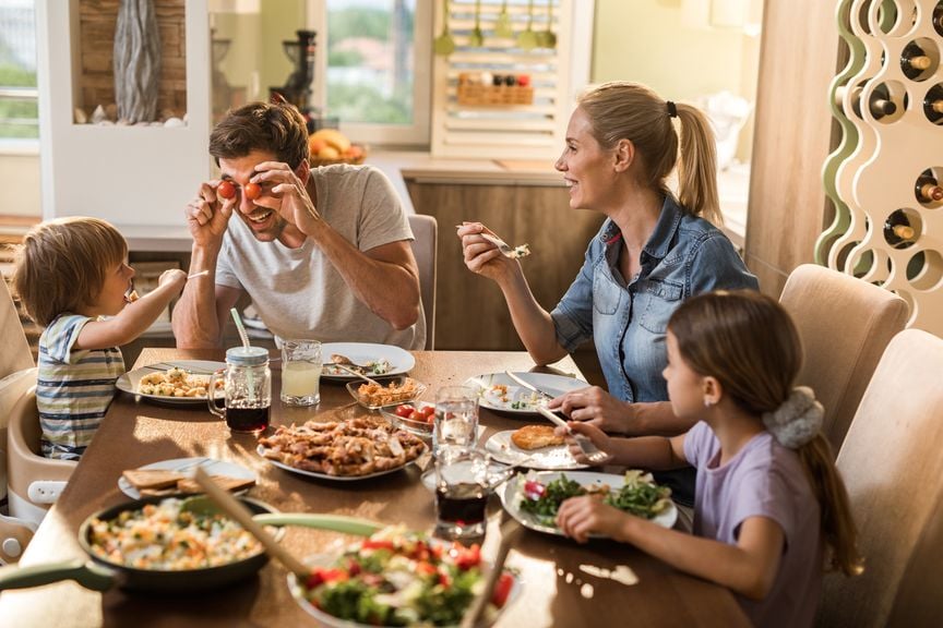 Familie am Esstisch