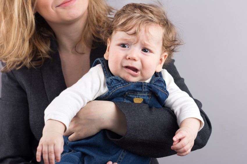 Baby jammert und quengelt auf dem Arm