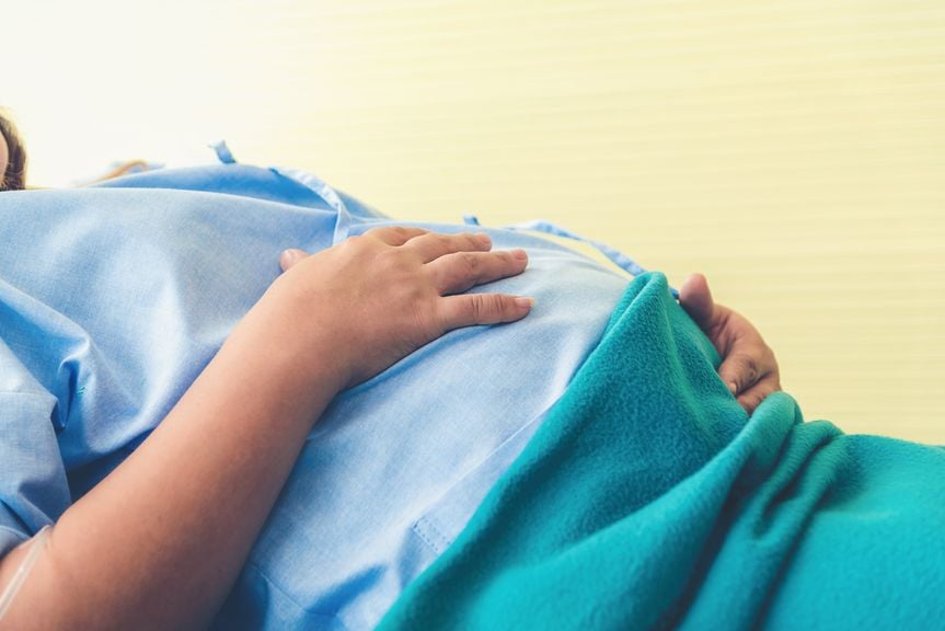 Teilansicht einer Schwangeren im Spital