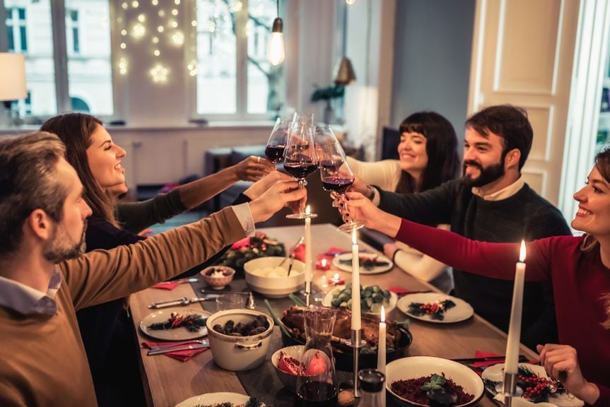 Freunde bei einem Essen mit Wein