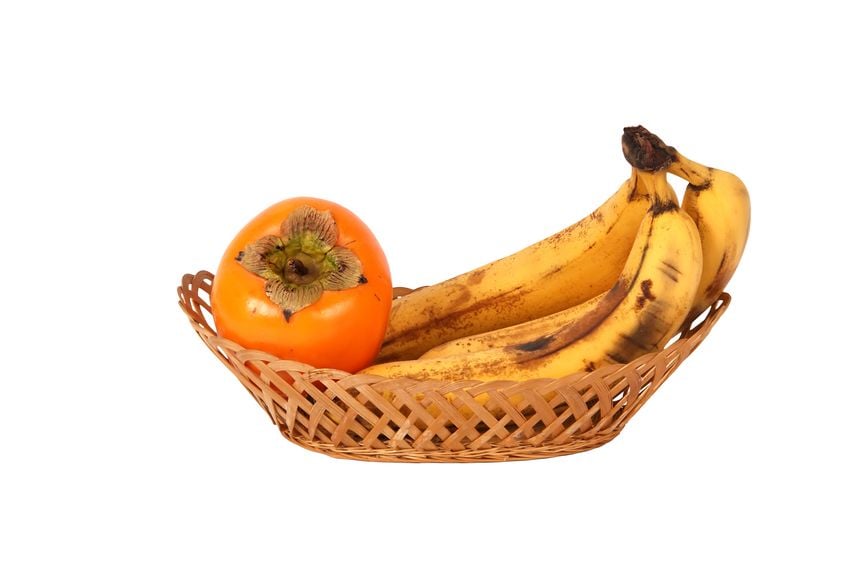 Kaki und Bananen im Früchtekörbchen