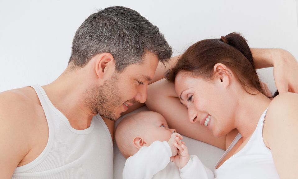 Glückliche junge Eltern mit Baby