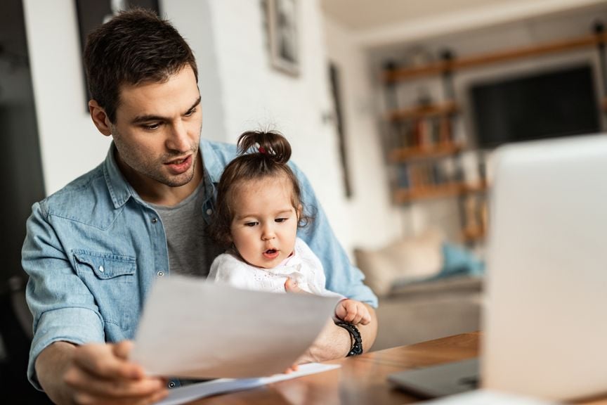 Vater mit Baby und Formularen