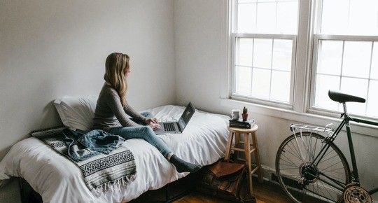 Junges Mädchen, Teenager, auf dem Bett mit Laptop