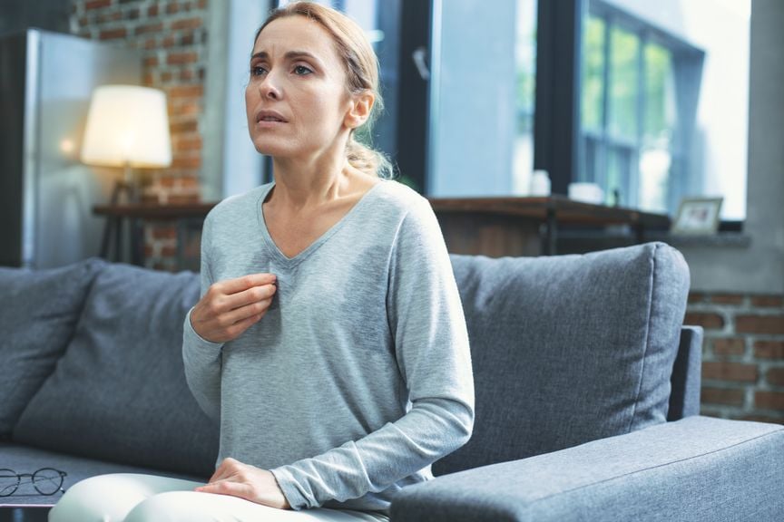 Frau mit Schweissflecken auf dem Pulli