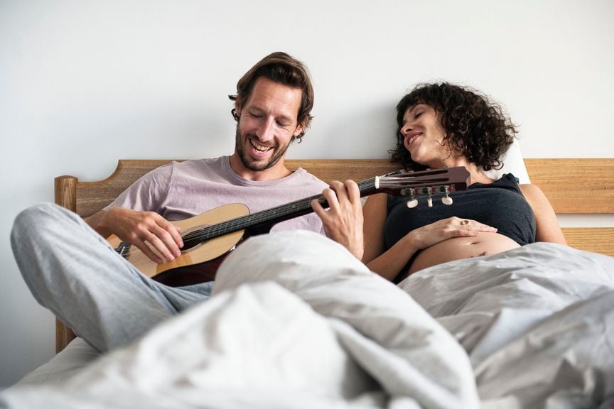 Werdender Papa spielt Gitarre