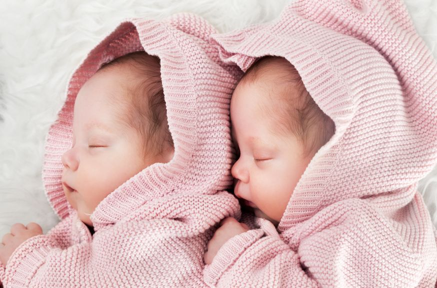 Neugeborene Zwillinge schlafen