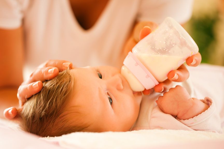 Baby bekommt einen Schoppen