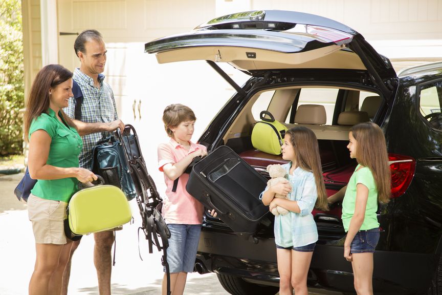 gemeinsam das Gepäck im Auto verstauen