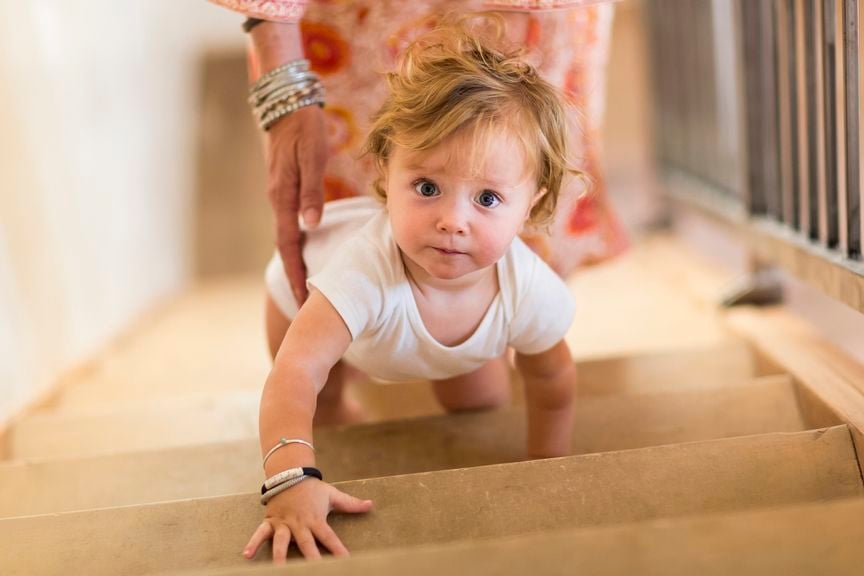 Kind auf der Treppe