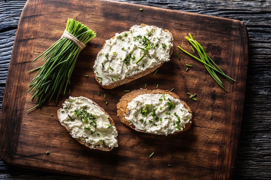 Brot mit Frischkäse und Kräutern