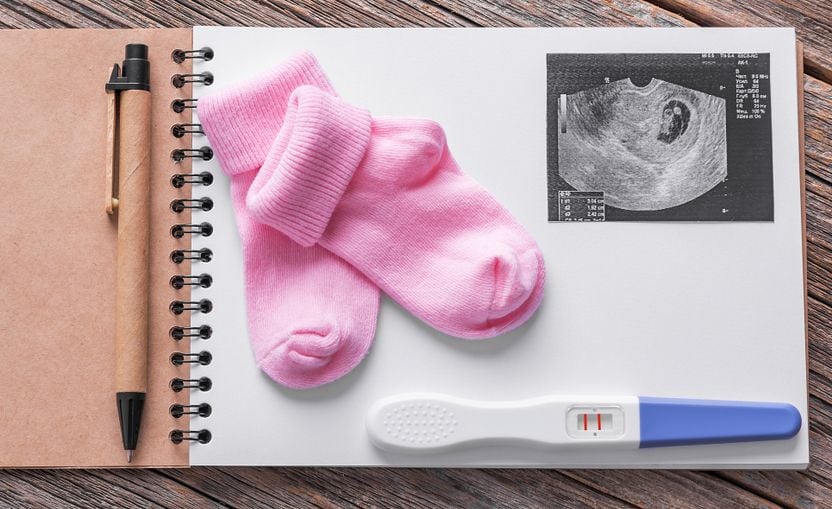 Schwangerschaftstagebuch, Schwangerschaftstest und Babysocken