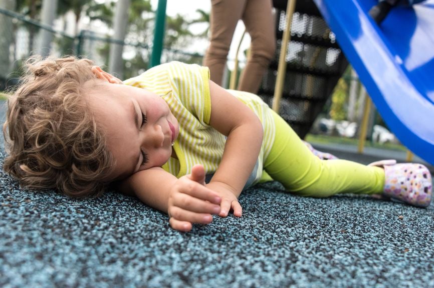 Verletztes Kind auf dem Spielplatz