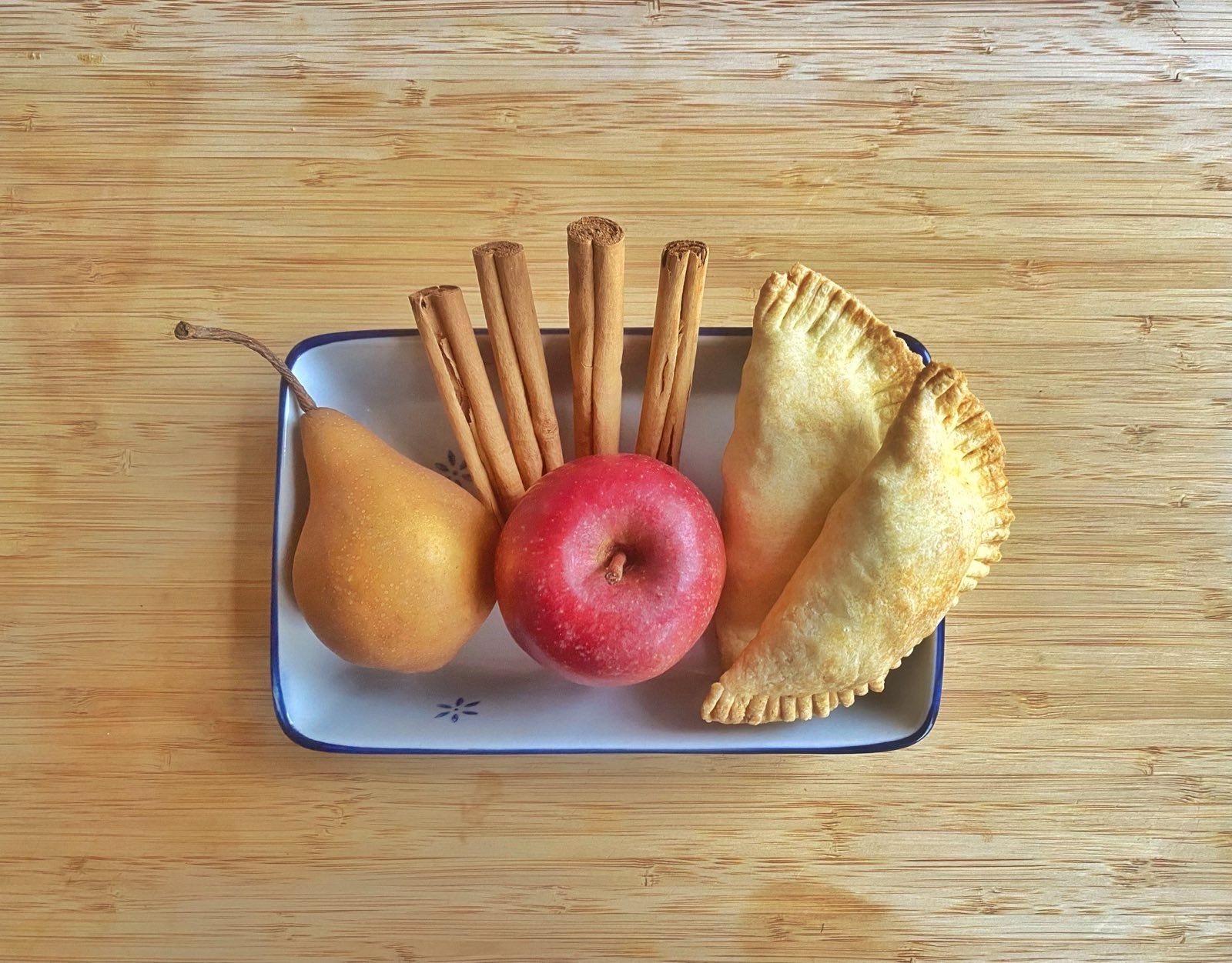 Apfel-Birnen-Taschen mit Apfel, Birne und Zimtstangen