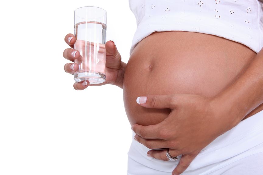 Schwangere mit Wasserglas