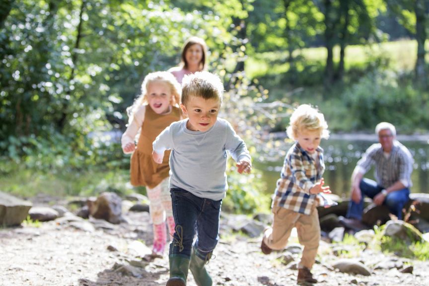 Familie mit drei Kindern am See