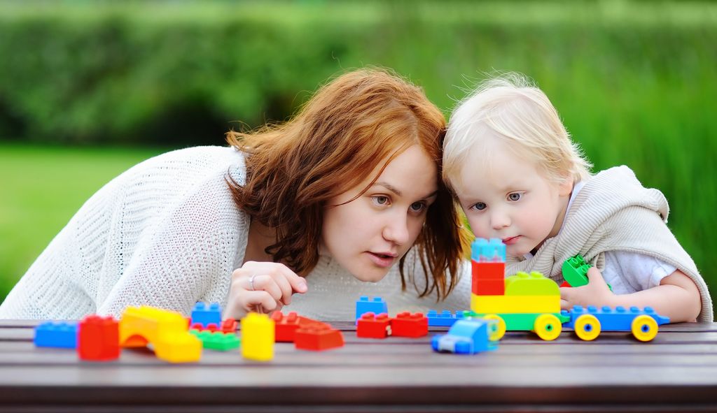 Mama und Sohn spielen 