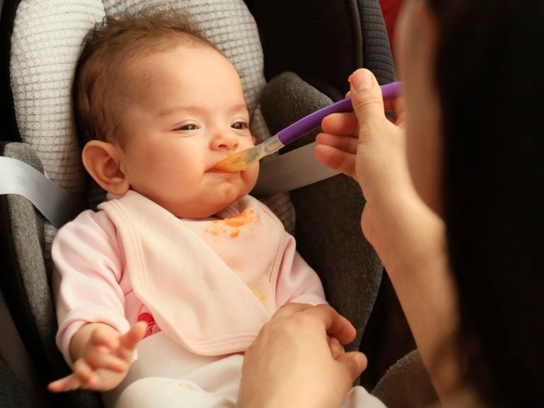 Baby wird mit Brei gefüttert