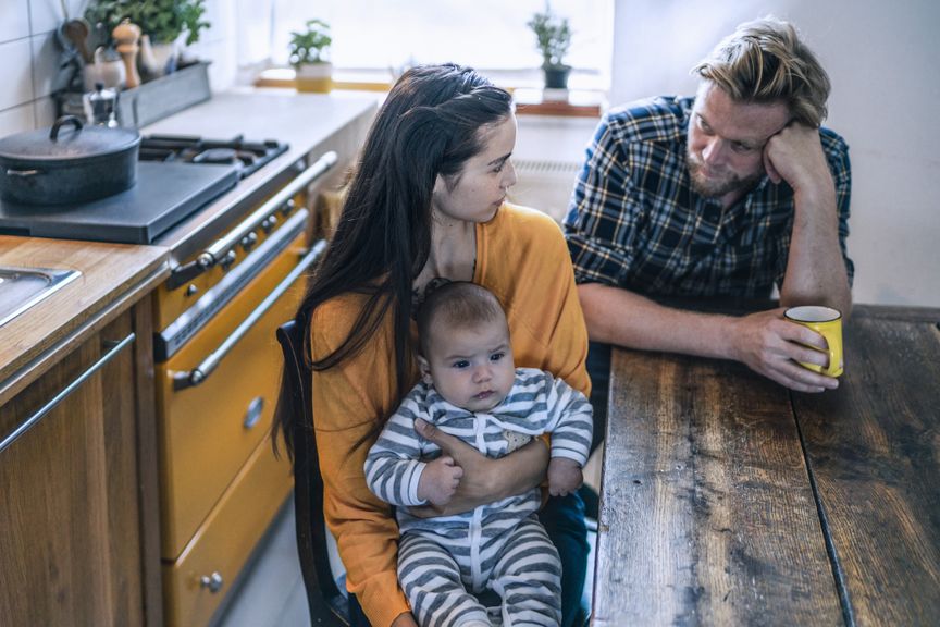 Paar mit Baby in einem Gespräch