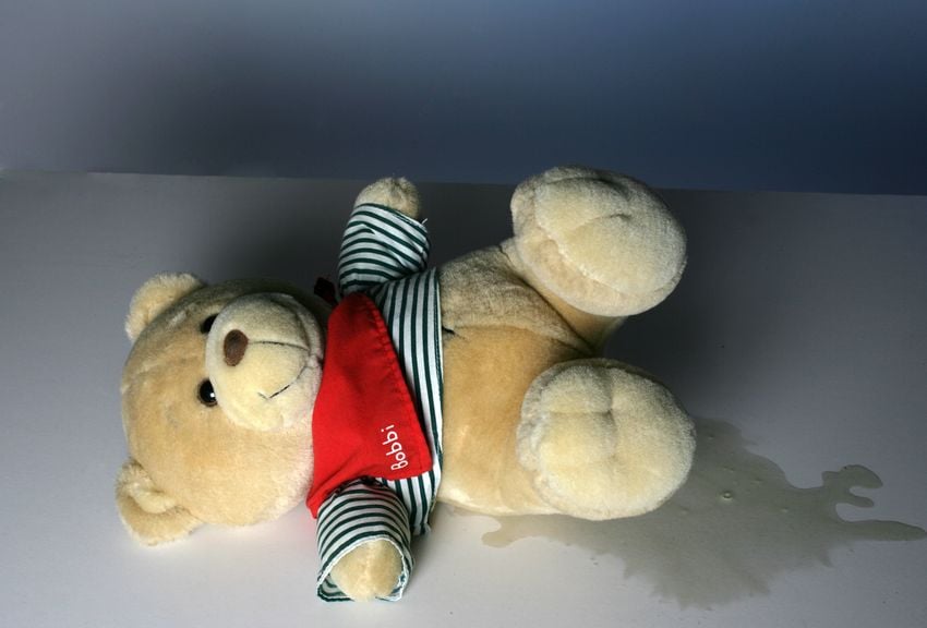 Teddybär liegt in der Pfütze