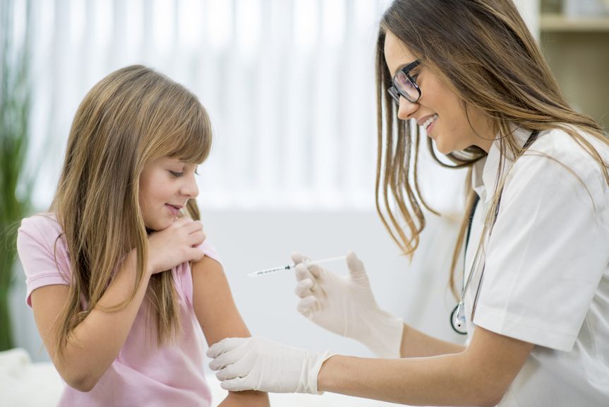 Mädchen bekommt eine Impfung