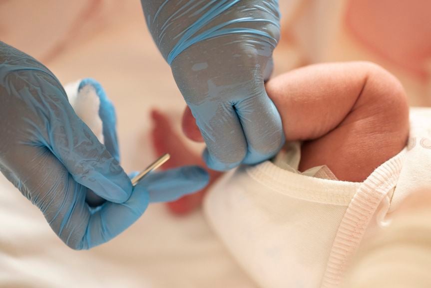Blutentnahme aus der Ferse eines Neugeborenen