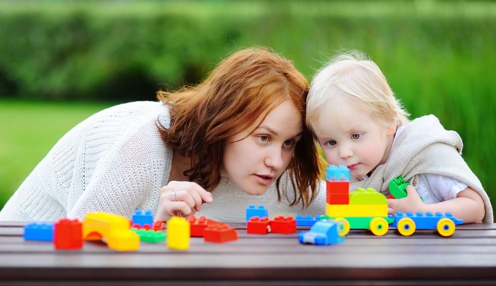 Mama und Sohn spielen 