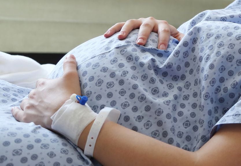 Schwangere im Spital mit Infusionszugang im Arm